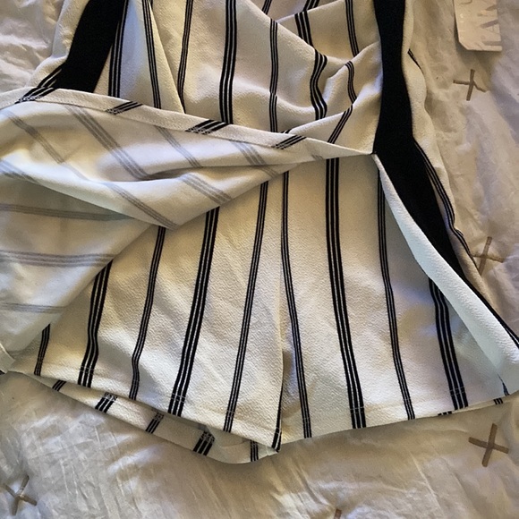 Size large almost famous romper white and black never worn - Picture 4 of 5